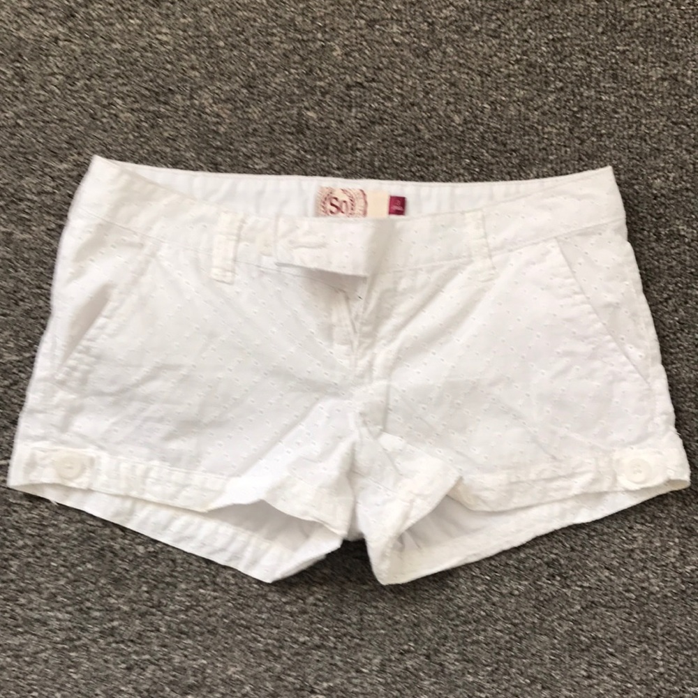 Eyelet white shorts 🔴